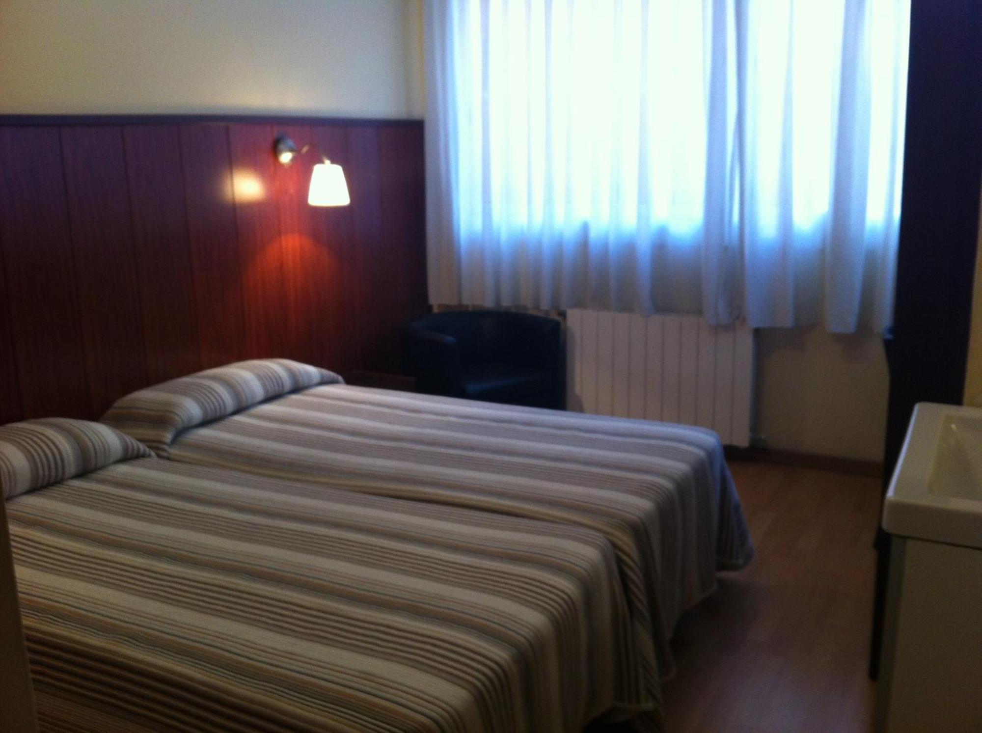 Hostal Bejar บาร์เซโลนา ภายนอก รูปภาพ