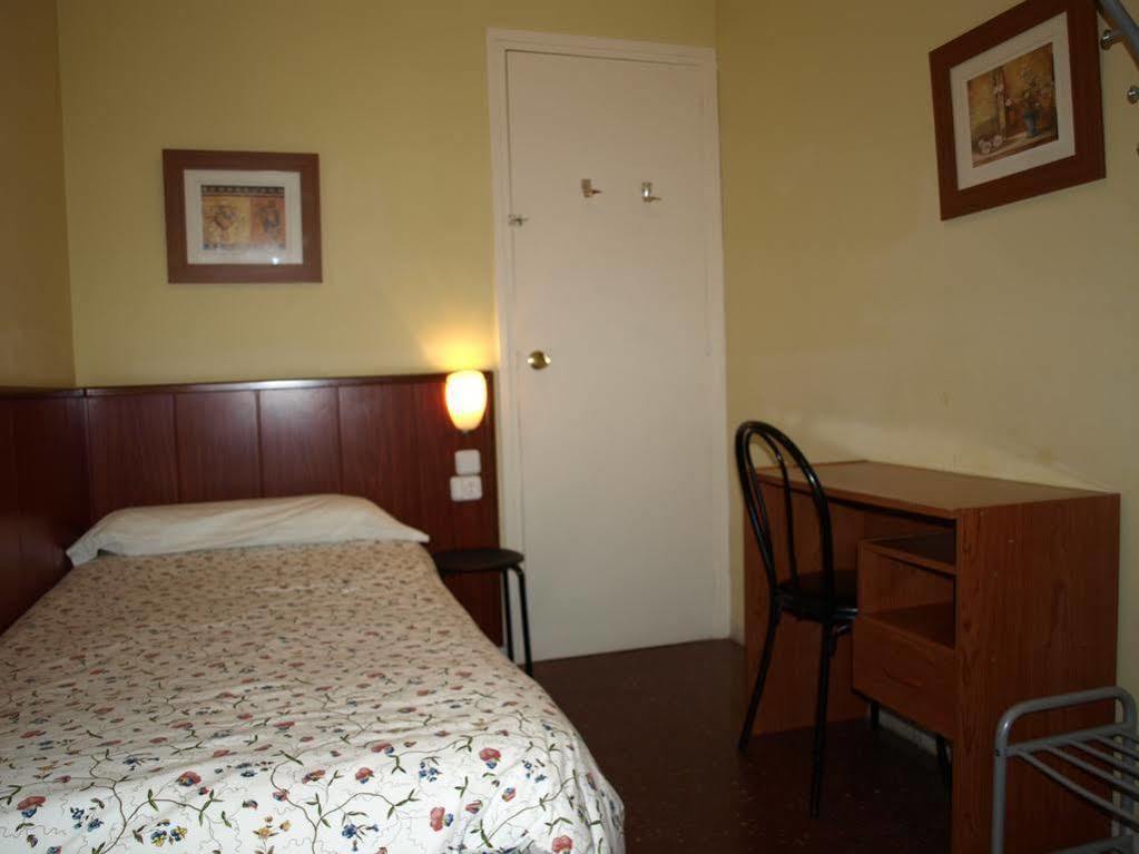 Hostal Bejar บาร์เซโลนา ภายนอก รูปภาพ