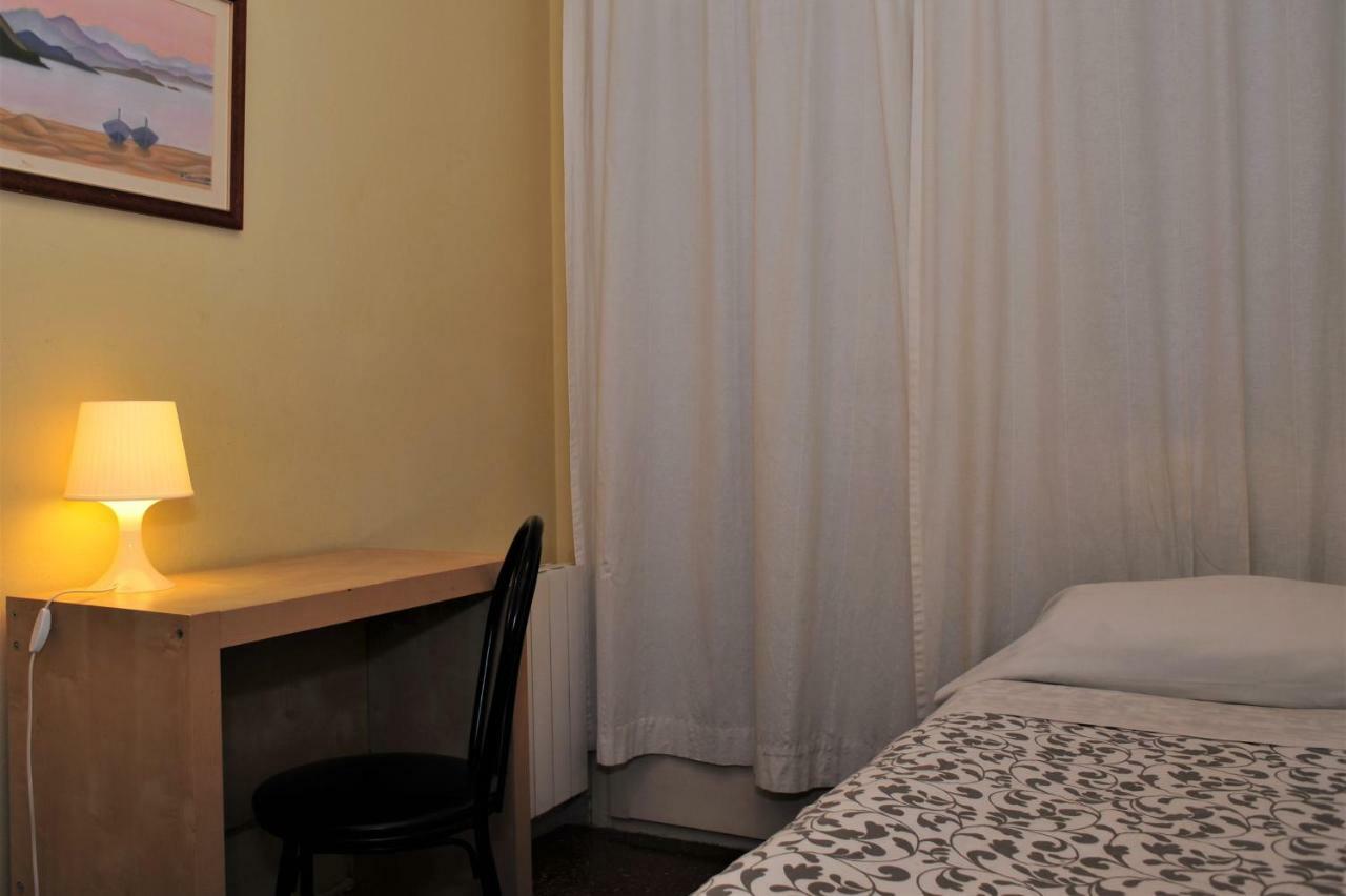Hostal Bejar บาร์เซโลนา ภายนอก รูปภาพ