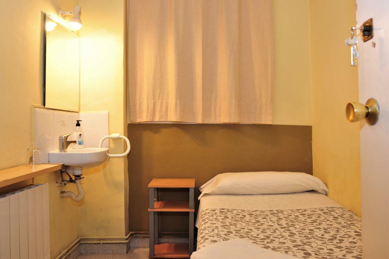 Hostal Bejar บาร์เซโลนา ภายนอก รูปภาพ