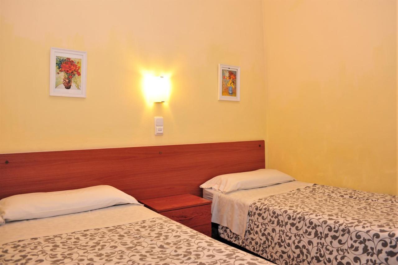 Hostal Bejar บาร์เซโลนา ภายนอก รูปภาพ