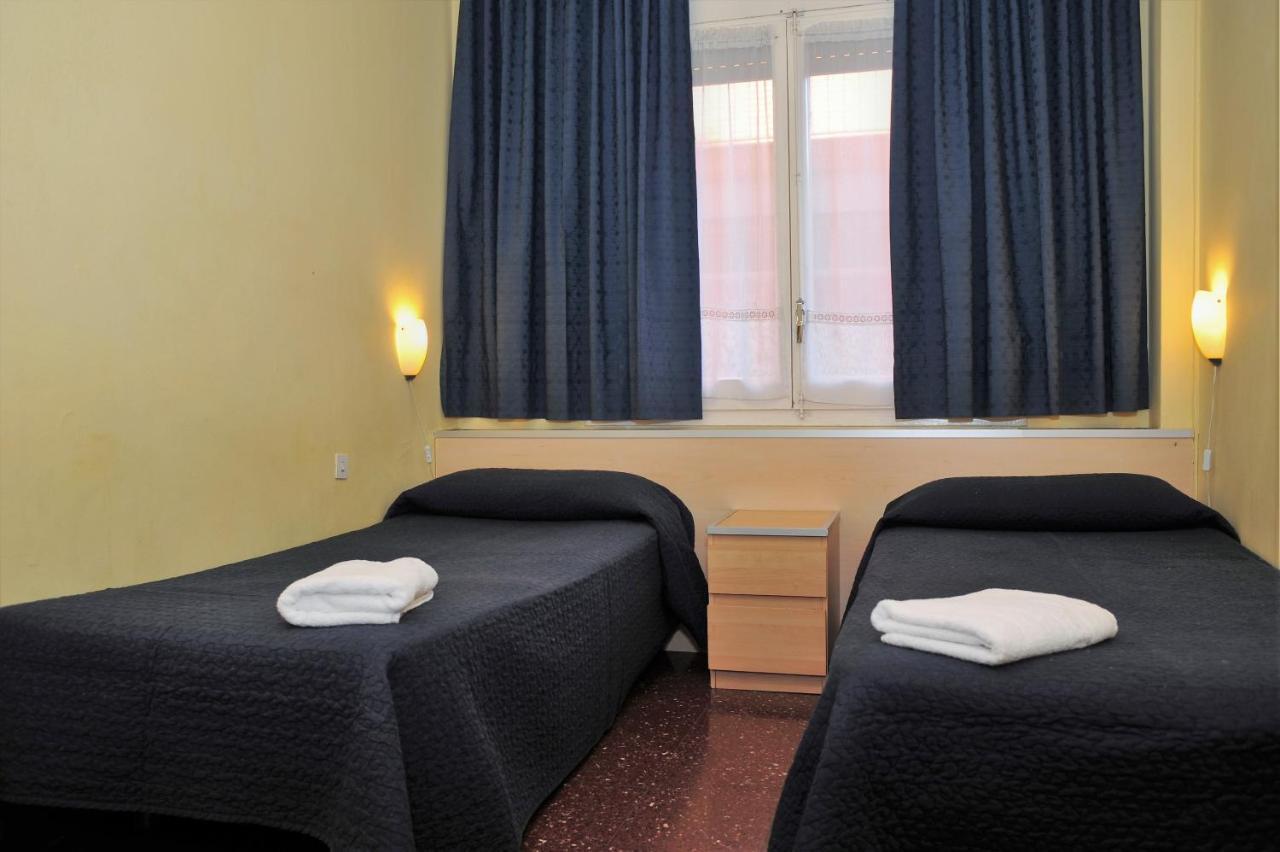 Hostal Bejar บาร์เซโลนา ภายนอก รูปภาพ
